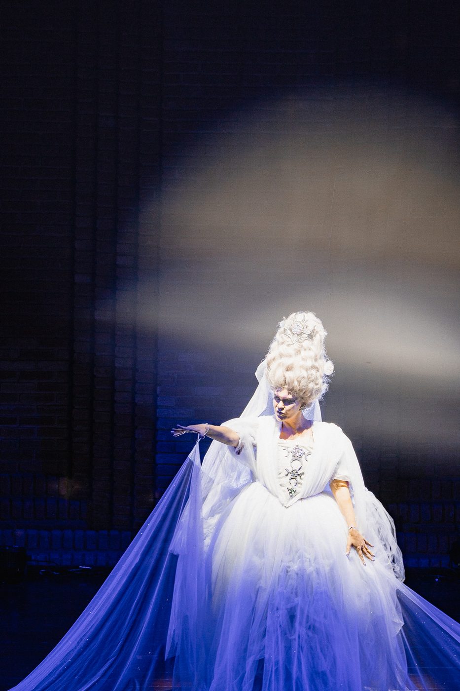 Coroa da Rainha da Noite impressa em 3D sob luz de palco