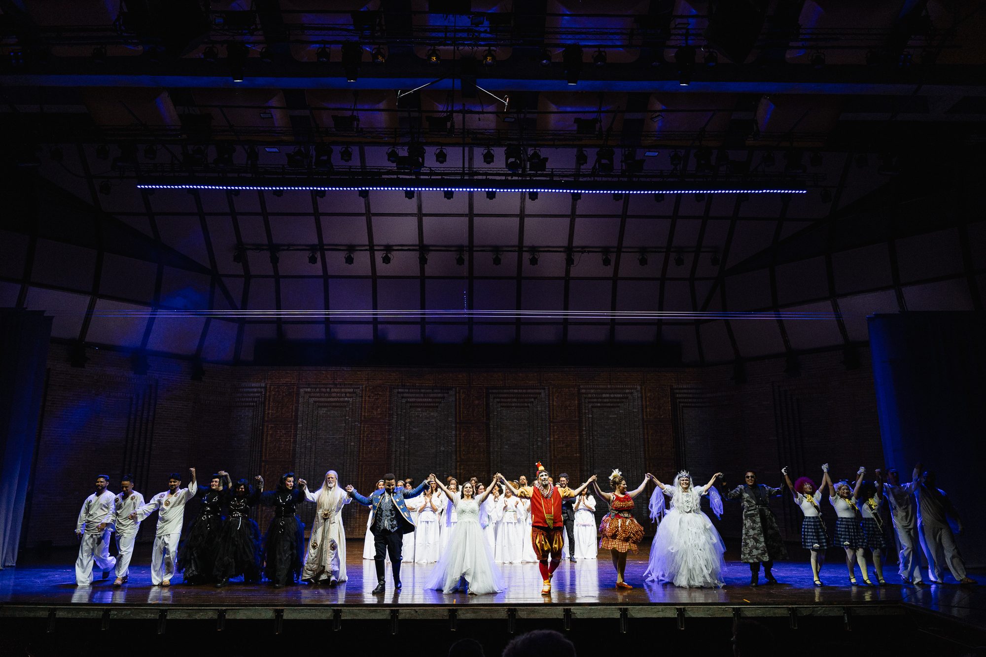 Elenco completo da ópera A Flauta Mágica de mãos dadas nos agradecimentos