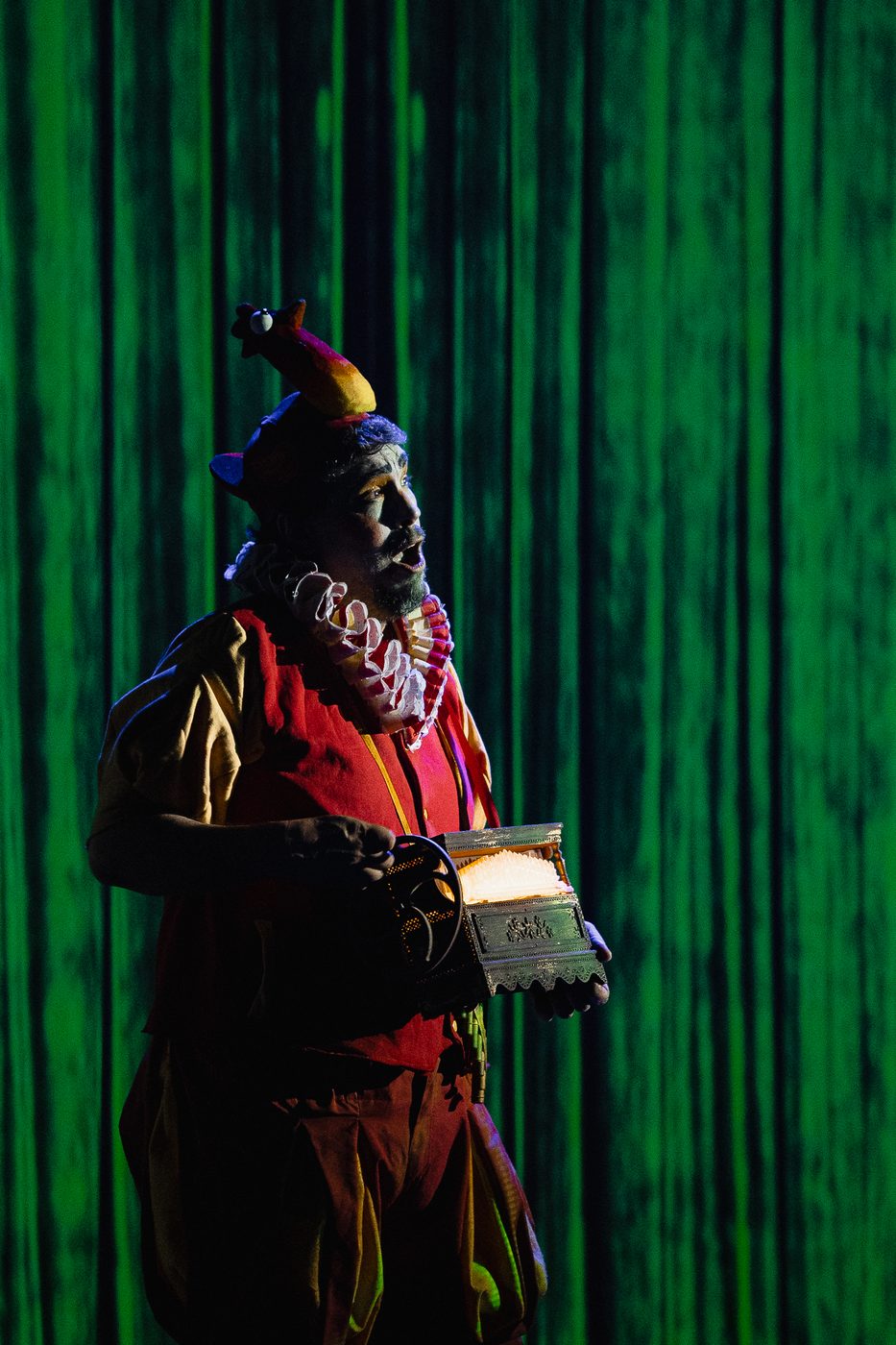 Papageno em cena segurando o realejo produzido pela Fluxo 3D Print
